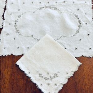 Vintage Elegant White Embroidered Tablecloth Set